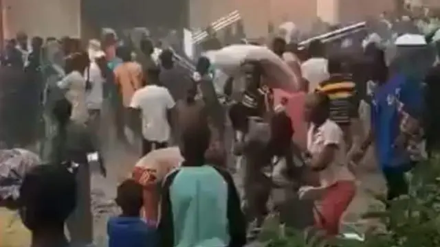 Matasa yayin da suke kwashe kayan abinci