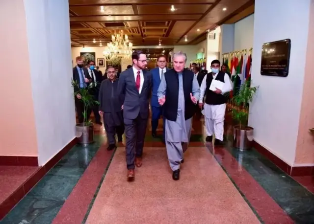 अमेरिका के विशेष दूत थॉमस वेस्ट के साथ पाकिस्तान के विदेश मंत्री (फ़ाइल फ़ोटो)