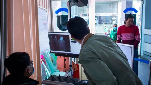 နယ်စပ်အဝင်အထွက်တွေနဲ့ လေဆိပ်တွေမှာ ဝင်ထွက်သူတွေကို ကိုယ်ပူချိန်တိုင်းတာစစ်ဆေးတာတွေလုပ်နေပါတယ်။