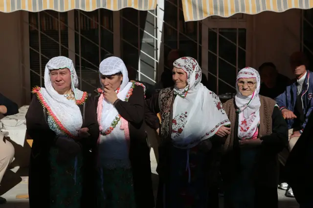 Dolazak u Ribnovo, koje je usled svoje geografske izolacije zadržalo stare tradicije deluje kao mesto u kojem je vreme stalo. Tom utisku doprinose i žene odevene u narodne nošnje, što danas predstavlja sve ređu pojavu.