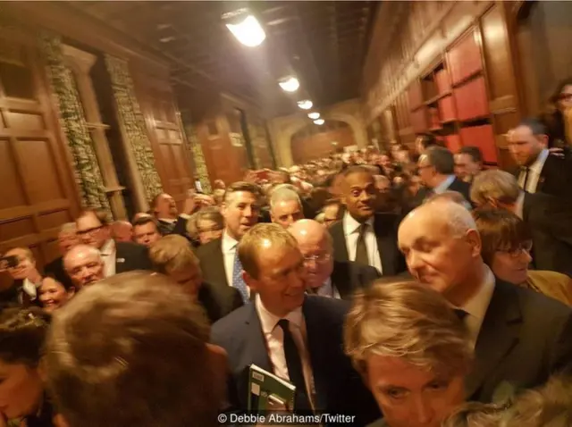 英国议会举行脱欧草案投票的当晚，工党议员艾布拉姆斯（Debbie Abrahams）拍下议会大厦的“反对厅”。