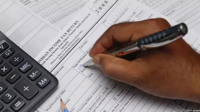 ఆదాయపు పన్న రిటర్నుల దాఖలు చేస్తున్న వ్యక్తి