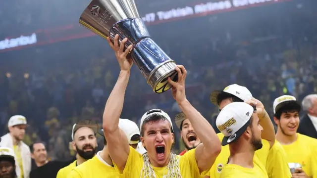 Bogdan Bogdanovıc kupayı kaldırıyor