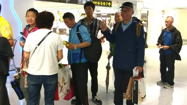 被问到是否遭到强制遣返，陆委会发言人邱垂正表示，张向忠相当配合，离开前还开心地合照。