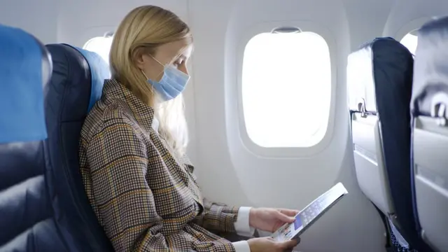Mujer viaja en avión