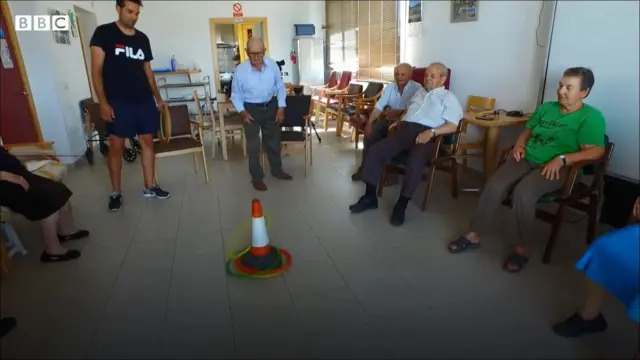 คนแก่กำลังทำกิจกรรมร่วมกัน