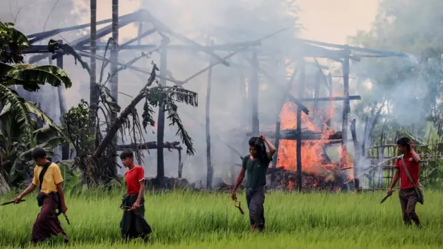 রোহিঙ্গা গ্রামে হামলা করে ফিরে আসছেন অজ্ঞাত পরিচয় হামলাকারিরা। দেশে ফেরত যাওয়ার পর রোহিঙ্গাদের নিরাপত্তা নিয়ে উদ্বেগ রয়েছে।