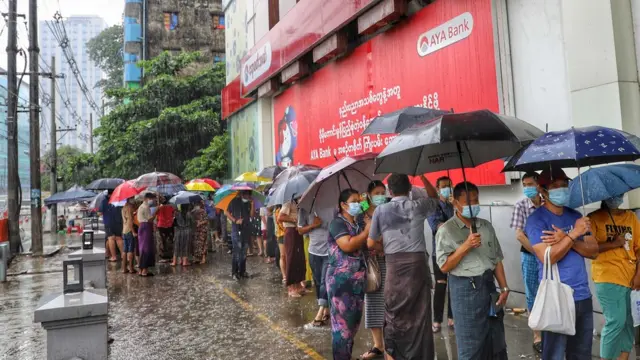 ရန်ကုန်က အေတီအမ် တန်းစီနေသူများ