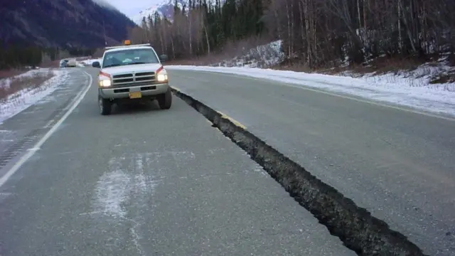 सड़कों में दरार