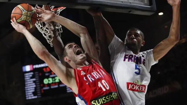 Kalinić u duelu sa Francuzom Nikolasom Batumom