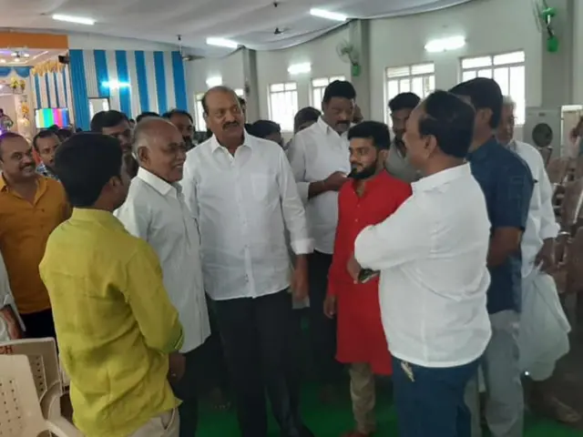 కార్యకర్తలతో జేసీ ప్రభాకర్ రెడ్డి.