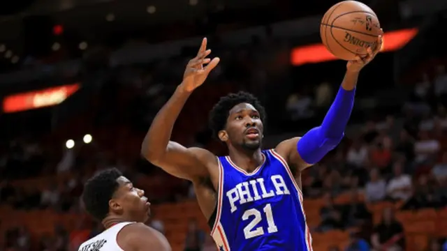 Joel Embiid nawe yavuye muri Cameroun ubu ni icyamamare muri NBA