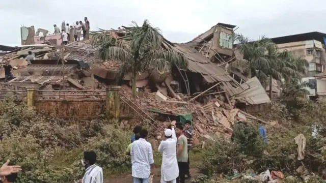કાટમાળમાં અનેક લોકો દબાયા હોવાની શંકા