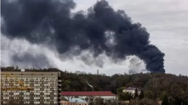 ক্ষেপণাস্ত্র আক্রমণের পর লাভিভ শহরের আকাশে ধোঁয়ার কুণ্ডলি