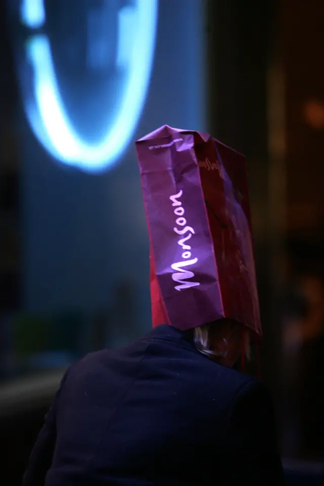 дівчина з пакетом на голові