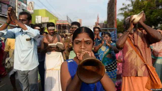 चेन्नई में एक हिंदू देवता कपलीश्वर की मूर्ति को फूलों से सजाकर उनकी शोभा यात्रा निकाली गई, इस यात्रा में शामिल भक्त शंख और अन्य वाद्य यंत्र बजाते हुए चल रहे हैं.