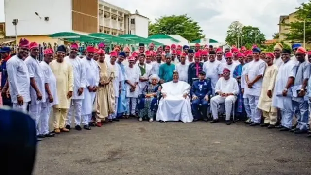 Awọn alaga kansu APC ya fọto pẹlu Abiola Ajimọbi ati aya rẹ