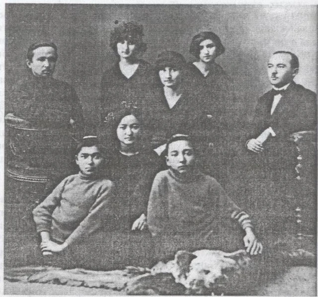 Чапда креслода: илк ўзбек адвокати Убайдулло Хўжаев, ўнгда креслода: Олимжон Идрисий. Улар олдинда ўтирган Саида, Фузайл ва Насриддин Шераҳмадбоевларни Германияга олиб кетаётганларида суратга тушишган. 1922 йил, Москва