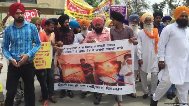 ਫਿਰੋਜ਼ਪੁਰ ਵਿੱਚ ਅਕਾਲੀ ਦਲ (ਮਾਨ) ਨੇ ਡੀਸੀ ਕੰਪਲੈਕਸ ਦੇ ਸਾਹਮਣੇ ਪ੍ਰਦਰਸ਼ਨ ਕੀਤਾ ਅਤੇ ਮੰਗ ਪੱਤਰ ਦਿੱਤਾ।