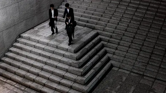 Менеджер-иностранец испытывает соблазн отметить прогресс сотрудника похвалой, но это приведет лишь к тому, что обе стороны "потеряют лицо"