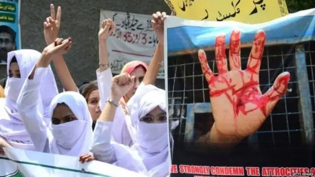 पाकिस्तानातील हैदराबादमध्ये निदर्शनं