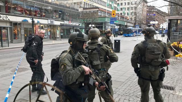 ตำรวจสวีเดนปฏิบัติหน้าที่กลางกรุงสตอกโฮล์ม