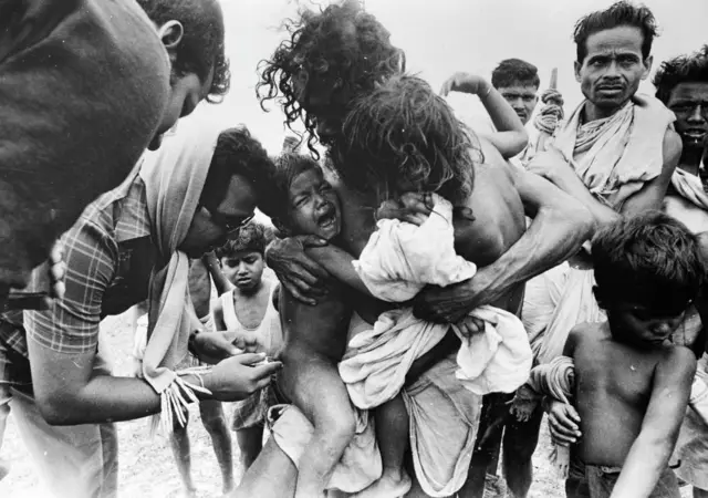 1971 में कॉलेरा महामारी के दौरान इंजेक्शन लगवाता एक बच्चा