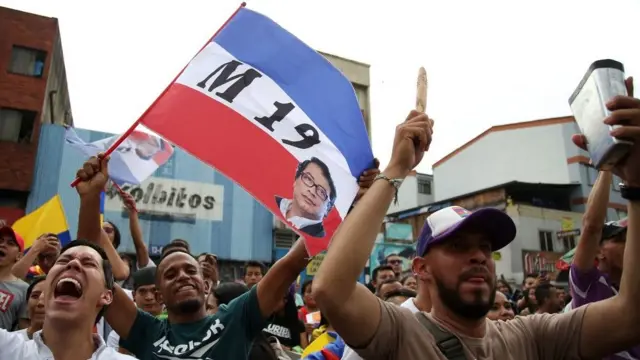 bandera del M-19 con la foto de Petro