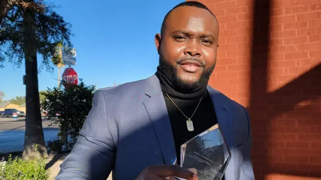 John Nahimana aherutse kuronkera agashimwe muri kaminuza ya Phoenix mu ntara ya Arizona k'umukimyozi mwiza yabigize umwuga