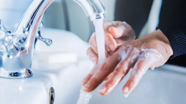 Personne qui se lave les mains