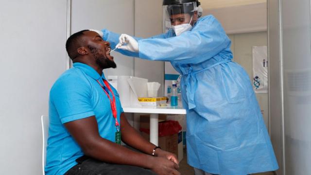 Covid : quelle est la différence entre le test PCR et le test antigénique -  BBC News Afrique