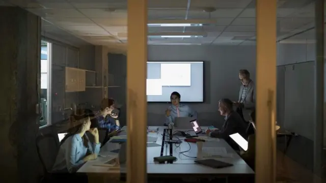 التنصت على الزملاء من سلبيات العمل في الأماكن المفتوحة