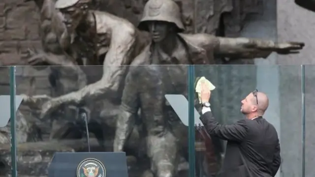 ১৯৪৪ সালে ওয়ারস বিদ্রোহে নিহতদের স্মরণে স্মৃতিসৌধ