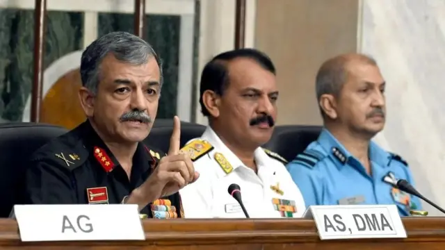 तीनों सेनाओं के अधिकारी