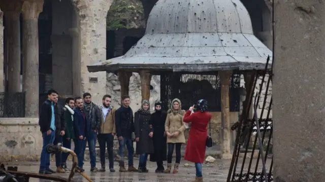 Tarihi Emevi camisinde gençler fotoğraf çekiyor