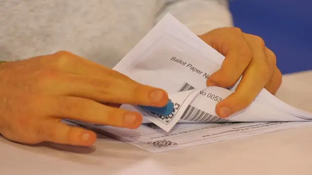 బ్యాలెట్ పేపర్లు