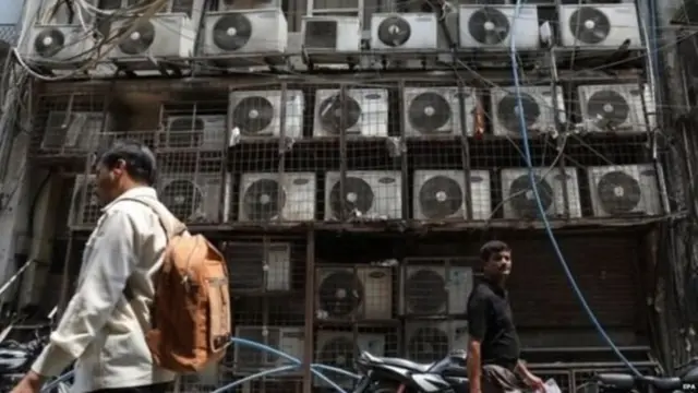 عمارت کے باہر اے سی