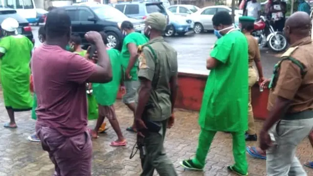 Alfa Babatunde ati awọn afurasi miran n jade kuron inu ile ẹjọ lọ