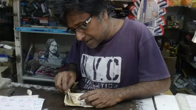 Comerciante contando billetes