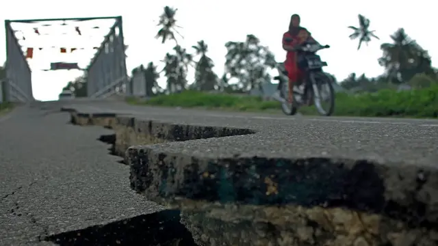 சுமார் 100 பேர் பலியாகி இருப்பது உறுதி செய்யப்பட்டுள்ளது