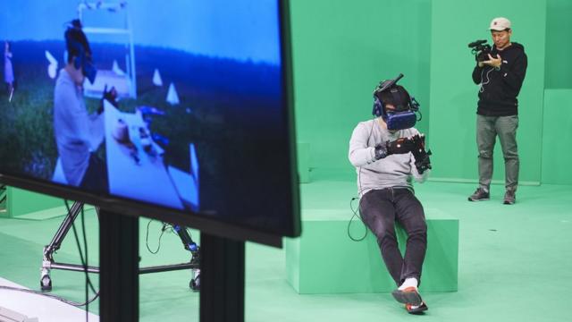 La productora probando el equipo de realidad virtual antes de la filmación.
