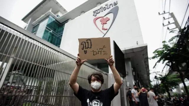 นายสมบัติ บุญงามอนงค์ ผู้จัด "คาร์ม็อบ" นำทีมแรลลี่ไปยื่น จม. เปิดผนึกที่ทำการพรรคภูมิใจไทย เมื่อ 10 ก.ค. เรียกร้องให้ถอนตัวจากการร่วมรัฐบาล