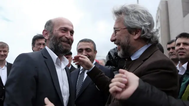 Can Dündar ve Erdem Gül saldırı günü olaydan önce adliye binası önünde