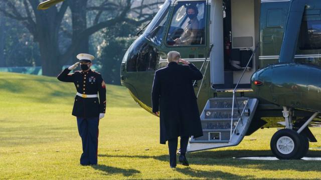 Трамп садится в вертолет