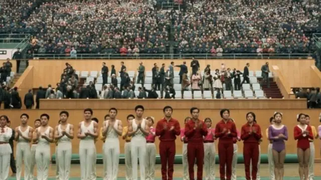 ਰਾਸ਼ਟਰਪਤੀ ਰਿਚਰਡ ਨਿਕਸਨ ਦੀ ਫੇਰੀ ਸਮੇਂ ਚੀਨੀ ਜਿਮਨਾਸਟ ਪ੍ਰਦਰਸ਼ਨ ਕਰਦੇ ਹੋਏ।