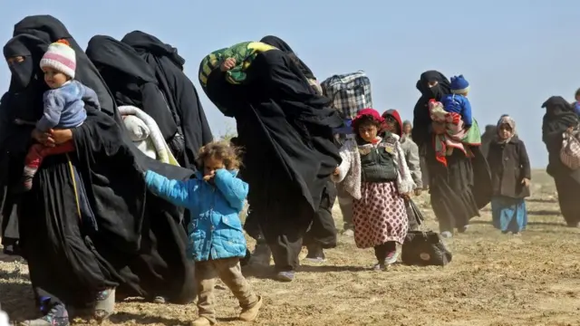 ஐ.எஸ். குழுவினர் வசம் கடைசியாக உள்ள பாகூஸ் கிராமத்தில் இருந்து வெளியேறி சிரியா ஜனநாயகப் படை வசமுள்ள பகுதிக்கு குழந்தைகளுடன் தப்பிச் செல்லும் பெண்கள்.