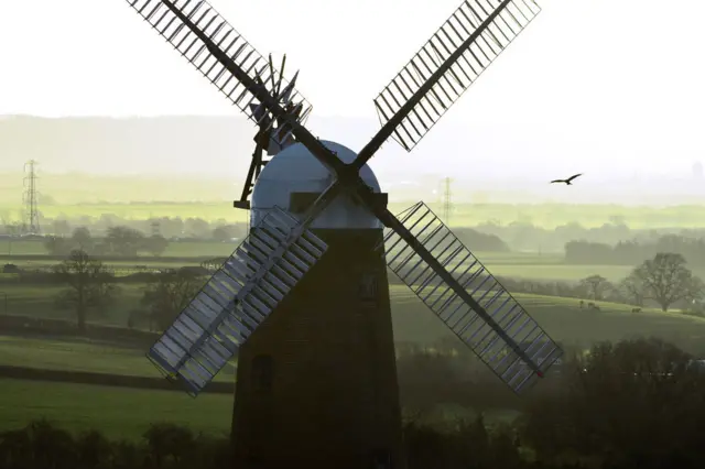 Kincir Angin Quainton saat matahari terbit di Quainton, Inggris