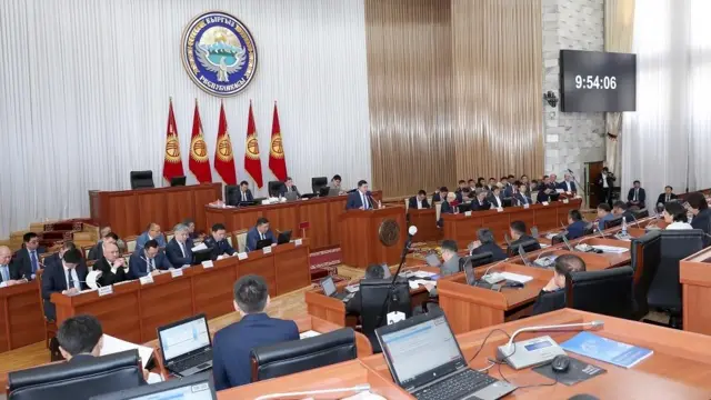 ЖЭБ боюнча депутаттык комиссиянын корутундусу парламентте экинчи күнү катары менен талкууда