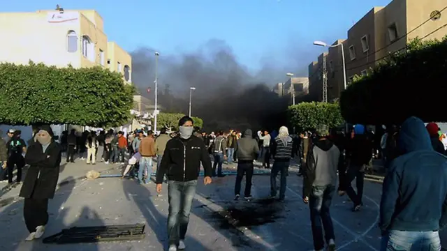 صورة من الأيام الأولى من الاحتجاجات في وسط مدينة سيدي بوزيد حيث أحرق البوعزيزي نفسه (23 ديسمبر كانون الأول2010)