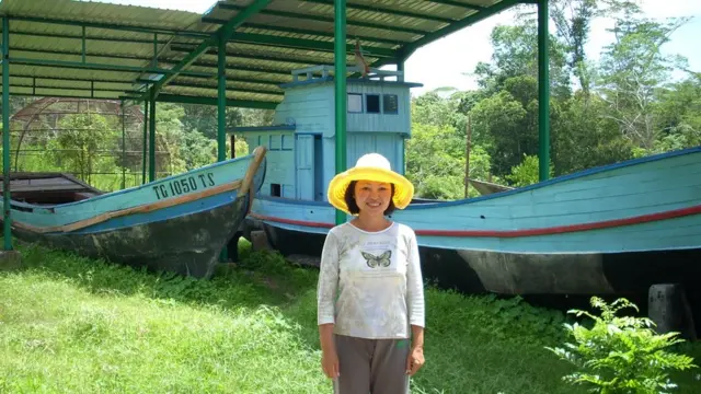 Carina Hoàng tại trại tị nạn Galang năm 2009 trong một chuyến đi tảo mộ